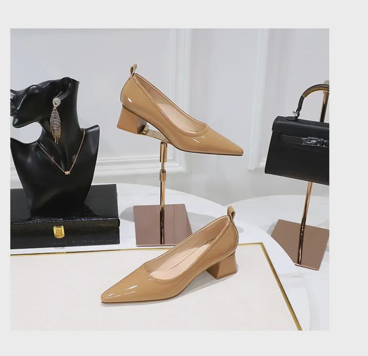 Корейские лакированные женские туфли с острым носком — модные, простые, удобные, с универсальным толстым каблуком средней высоты