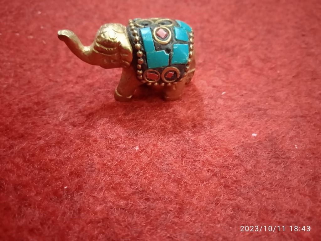 Держатель для ароматических палочек Танирика — латунная статуя слона с яркими каменными акцентами — уникальный домашний декор и ароматическая витрина для благовоний