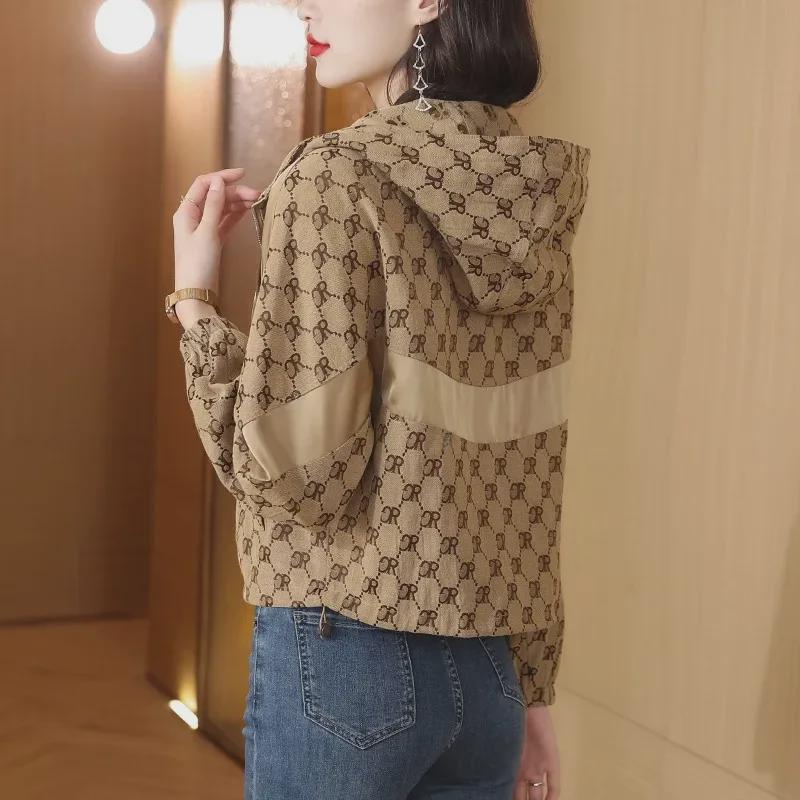 Осень 2023 Женская модная ветровка с капюшоном и принтом - Маленький размер, трендовая верхняя одежда