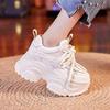 Повышающие рост папины кроссовки, маленькие женские одинарные туфли на толстой подошве, осенние новые спортивные и повседневные туфли, туфли-маффины на четыре сезона