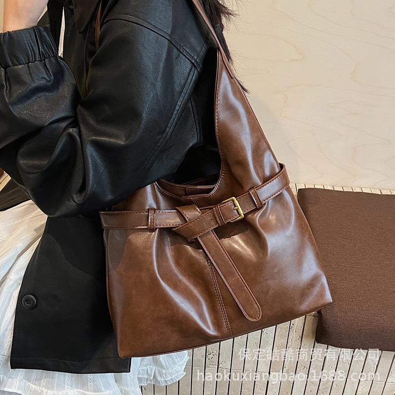 Ретро сумка женская большой вместимости 2025 новая осень и зима универсальная простая сумка через плечо популярная сумка-тоут для поездок в этом году