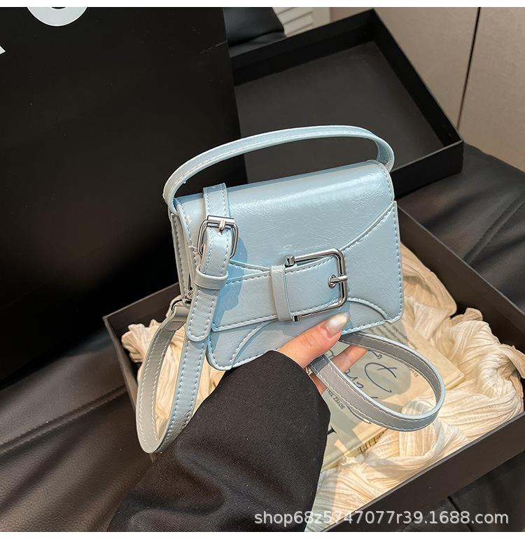 New Messenger Bag Women's Retro Simple Shoulder Bag Niche Design Leather Buckle Decorative Flip Lipstick Bag Tide