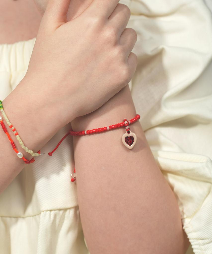 Браслет Bonbeau из бусин Swarovski цвета камня-сердца Узелковый браслет Bonbeau из бусин Swarovski цвета камня-сердца