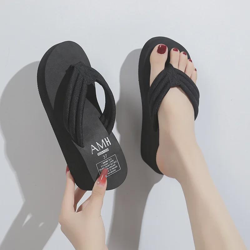 Женские шлепанцы с толстой нескользящей подошвой: Стильные летние тапочки для отдыха на открытом воздухе.