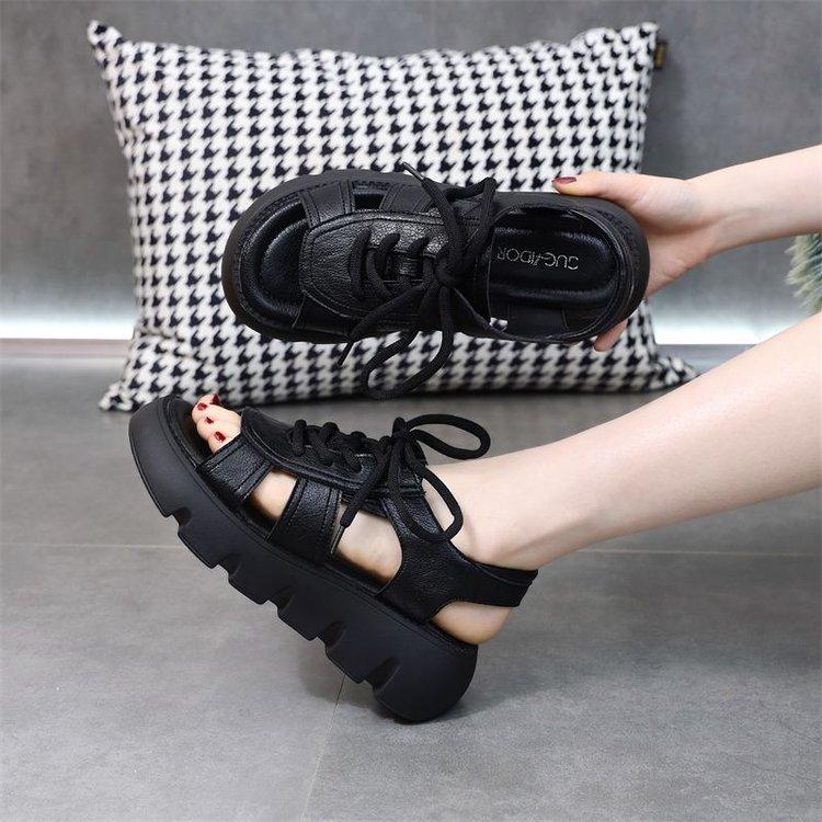 Сандалии женские верхняя одежда 2025 новые летние на толстой подошве нескользящие модные кексы мягкая подошва средний каблук повседневные римские сандалии женские