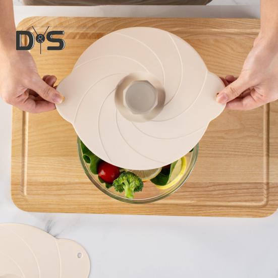 Простая в использовании крышка для защиты от разливов. Термостойкая, удобная крышка для сохранения свежести пищевого качества.