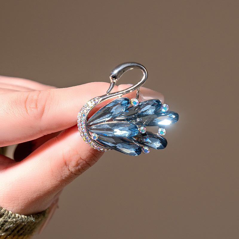 Luxury Exquisite Flower Butterfly Brooch For Women Girls Vintage Pins Versatile Shiny Corsage Clothing Accessories Gifts