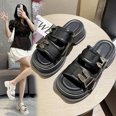 Модные женские милые босоножки с кроликом, увеличивающие рост, летние 2024 г., новые толстые каблуки с выемками, женские роскошные дизайнерские пляжные тапочки