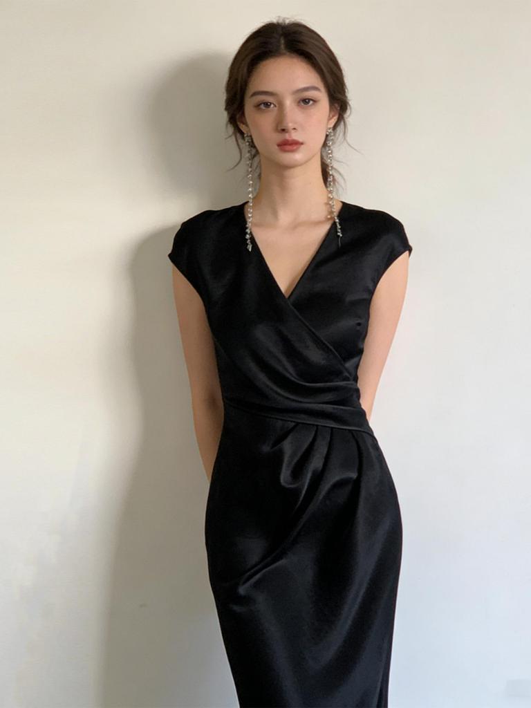 Платье-русалка из атласа Haute Couture с V-образным вырезом и приталенным силуэтом