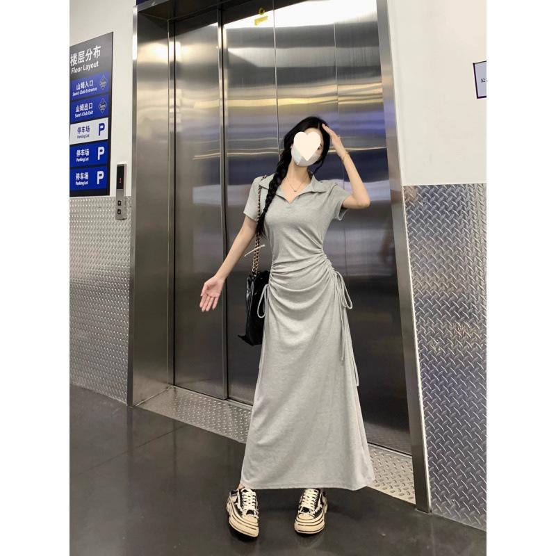 Женское летнее платье А-силуэта, длинное, с кулиской на талии и тонким полуоткрытым вырезом, тонкое, короткий рукав, подчеркивающее фигуру