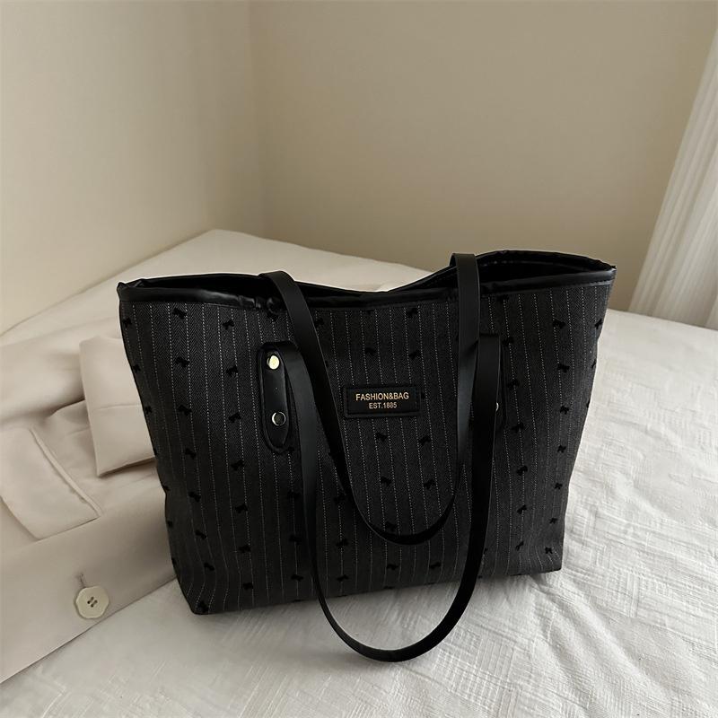 Trendy Large Capacity Tote Bag For Stylish College Students Ideal For Daily Commute