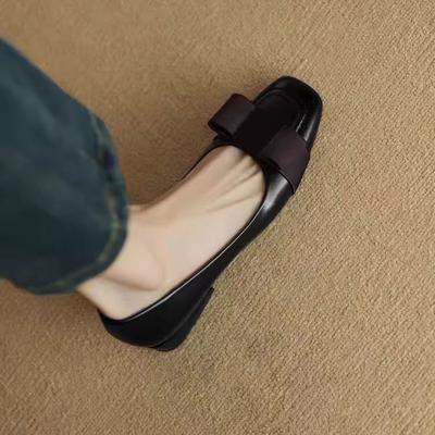 Французский небольшой ароматный стиль, подходящие по цвету маленькие кожаные туфли, женские, весна 2025, новые квадратные туфли с толстым каблуком-бантом в стиле ретро, средний каблук, одинарные туфли