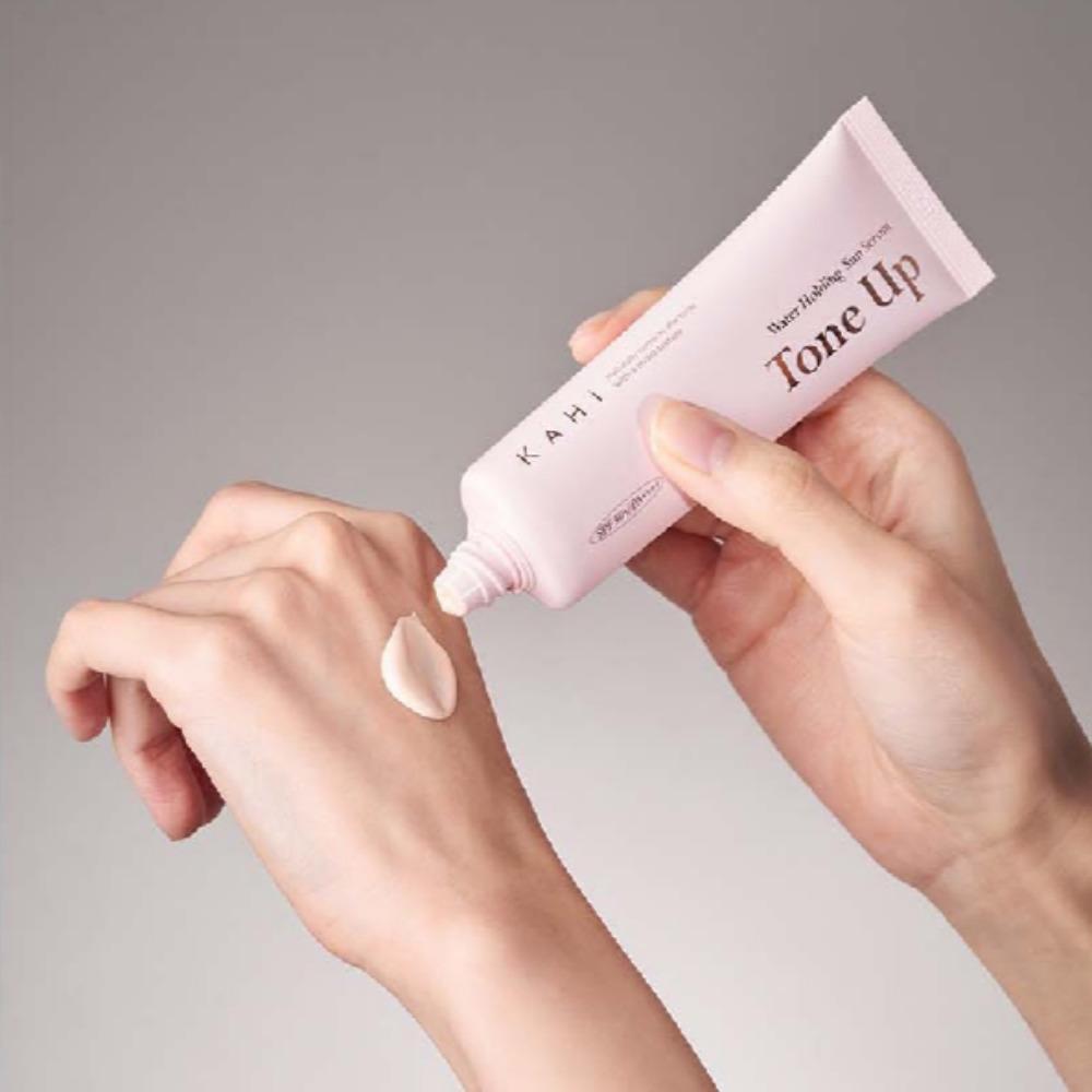 KAHI Удерживающая воду тонизирующая солнцезащитная сыворотка 50 мл