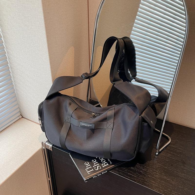 Large Capacity Leisure Sports Bag Women's New Versatile Fashion Bag Shoulder Messenger Bag