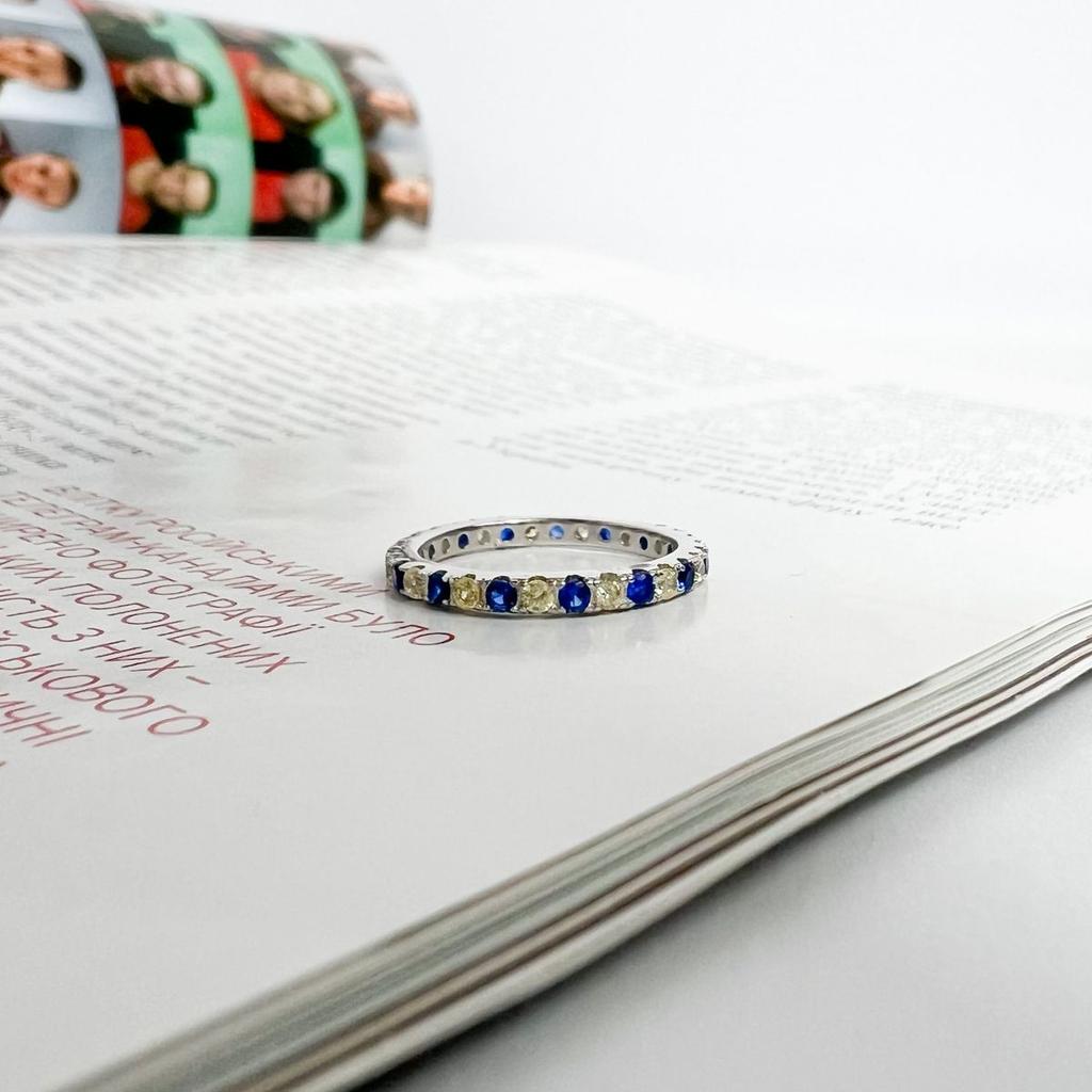 Серебряное кольцо с фианитами, вес изделия 1,68 гр (2137610)