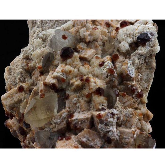 Pierres et Minéraux. Grenat Spessartite + Quartz + Microcline. 381.30 ct. Wushan Spessartine Mine, Tongbei, Fujian, Chine.