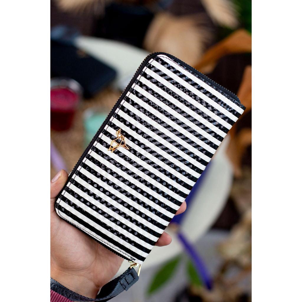 Tilburg Кошелек-портфель с ручкой на запястье и соломенным узором сливово-фиолетового цвета с большим количеством визитниц