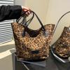 Стильная вместительная сумка-тоут для женщин с шикарным леопардовым принтом для осени и зимы