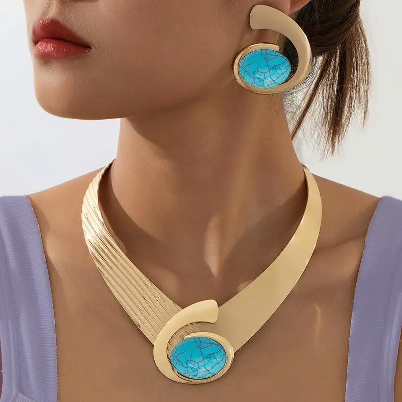 Модный комплект женских украшений