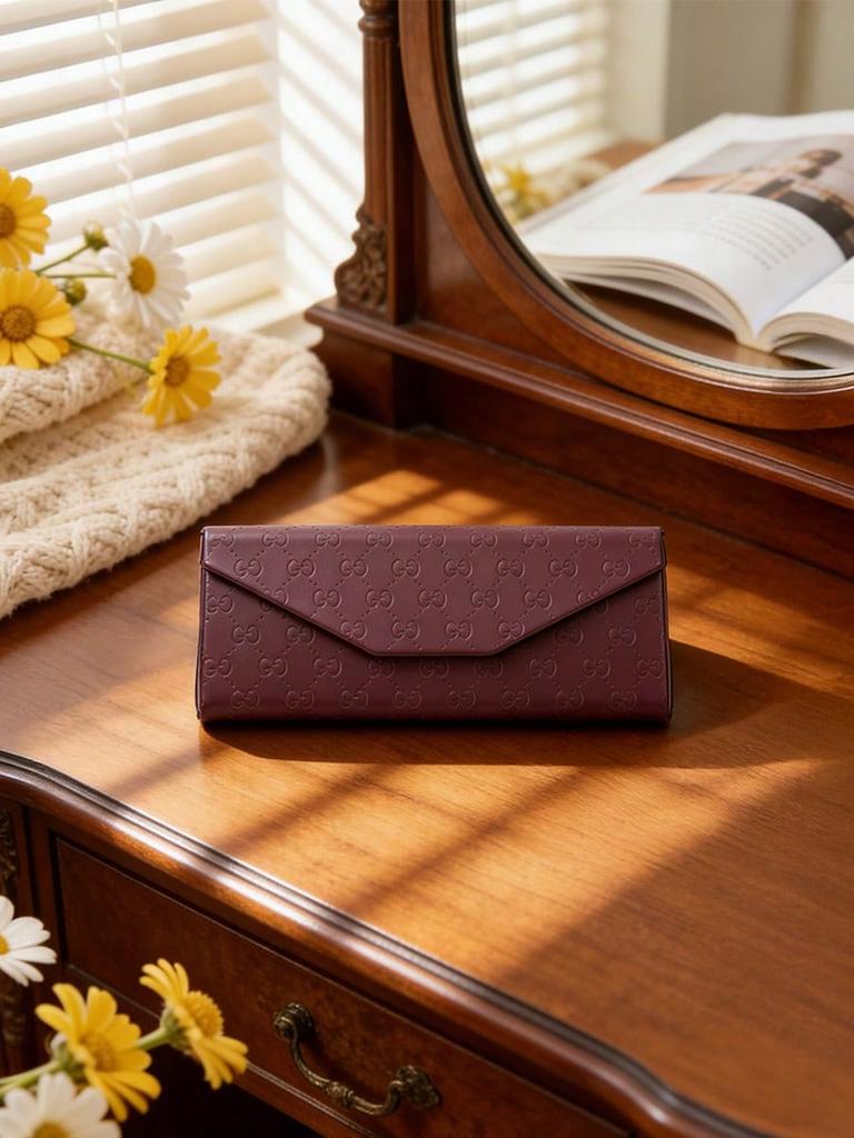Gucci Кожаный футляр для очков с тиснением GG