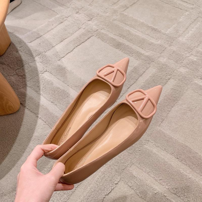 Темпераментные маленькие остроносые туфли в стиле знаменитостей из лакированной кожи с V-образной пряжкой, на плоском каблуке, одинарные, женские