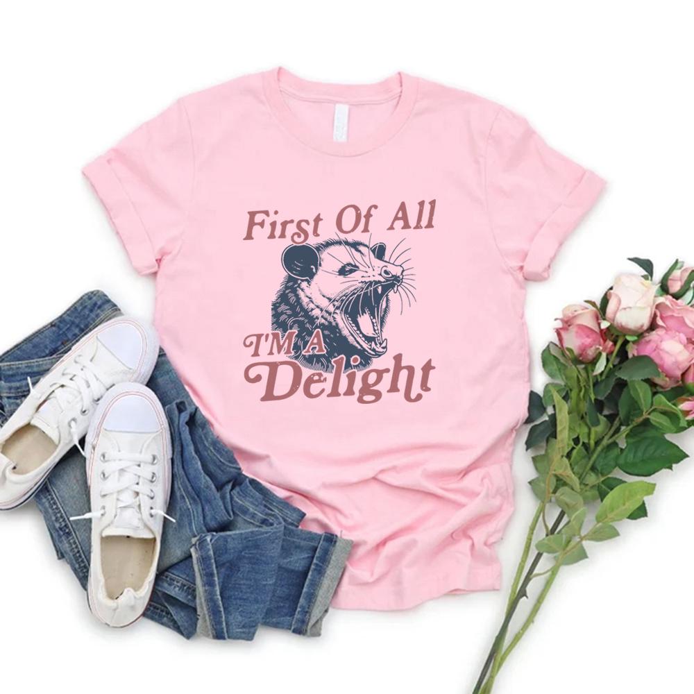 Футболка I'm A Delight Винтажная футболка Possum Футболка First of All I'm A Delight Футболки с коротким рукавом и графикой Смешная женская футболка