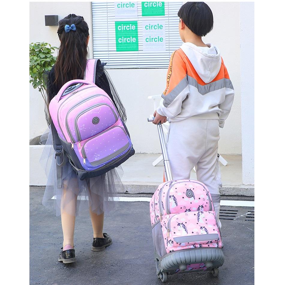 Школьники переносят и тянут ранцы на тележке двойного назначения с колесами, на которых можно подниматься по лестнице.