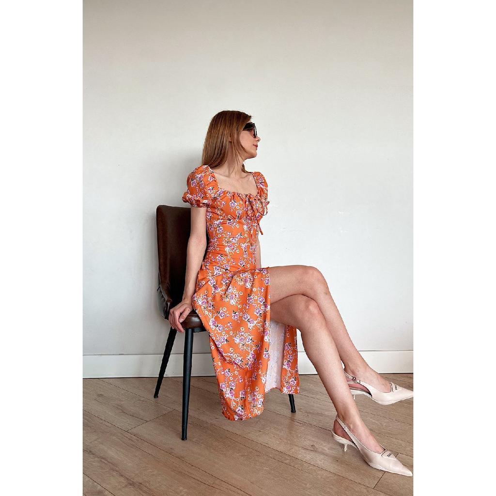 Платье с разрезом и цветочным узором