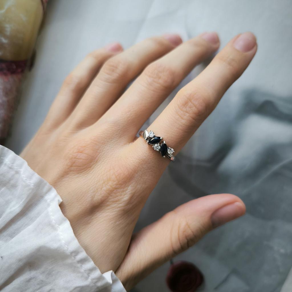 Серебряное кольцо с натуральным сапфиром, фианитами, вес изделия 2,55 гр (2202806)