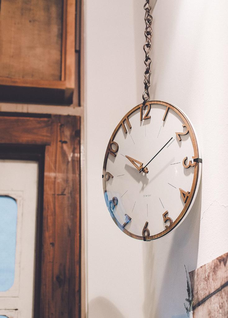 Interform настенные радиочасы Fisse белые светло-коричневые деревянные диаметр 30 см x глубина CL-3707 5,5 см