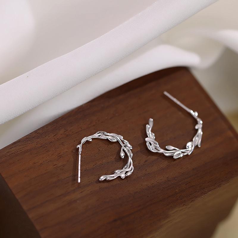 Серьги Design Sense в форме листа и оливковой ветви в форме буквы C. Женская мода. Литературный веер. Красивые серьги-гвоздики в форме ветви индивидуальности.