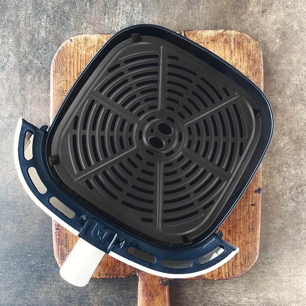 Удобная в обслуживании тарелка для аэрофритюрницы размером 22,5 см x 22,5 см. Удобный дизайн. Легко чистить. Тарелка для аэрофритюрницы для кухонного использования.