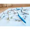 Модель самолета 1: 400 моделей самолетов Korean Air Asiana Airlines и 28 видов 16 см 1: 400, модель Emirates B777, корейская игрушка