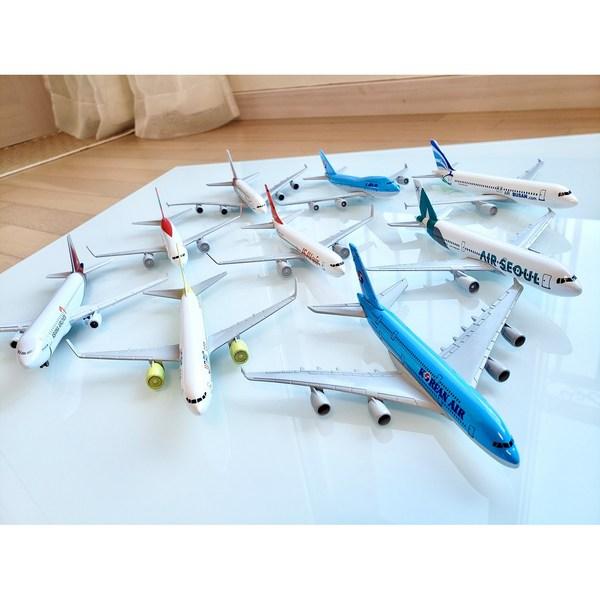 Модель самолета 1: 400 моделей самолетов Korean Air Asiana Airlines и 28 видов 16 см 1: 400, модель Emirates B777, корейская игрушка