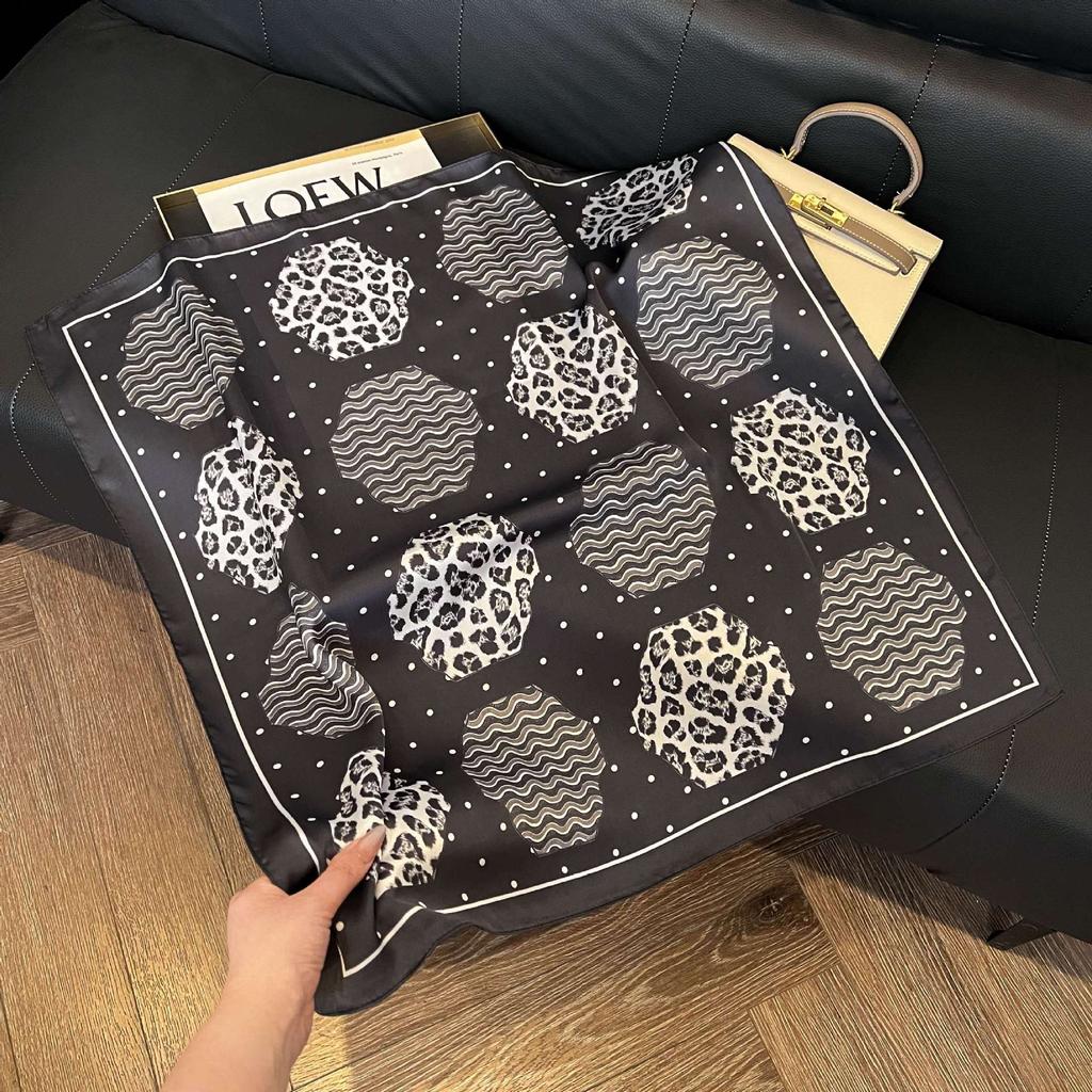 Simulated silk women's small square scarf, Korean cashew nut leopard print small silk scarf, headscarf, four-season scarf, professional scarf.