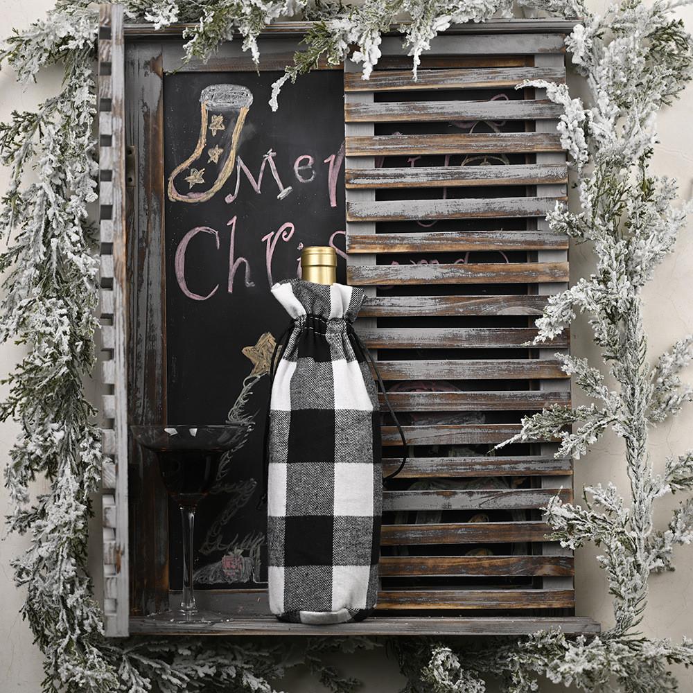 Стильный черно-белый клетчатый чехол для винной бутылки, идеально подходящий для праздничного подарка