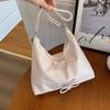 Темпераментная простая мода нежная текстура сумка под мышкой 2025 весна новая универсальная ins плечевая сумка-тоут