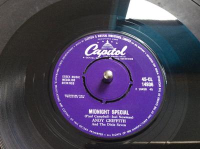 7-дюймовая пластинка ЭНДИ ГРИФФИТ - Midnight Special / She's Bad, Bad B 45CL14936 Capitol Records 1958 UK Комедия и разговорный жанр Б/У