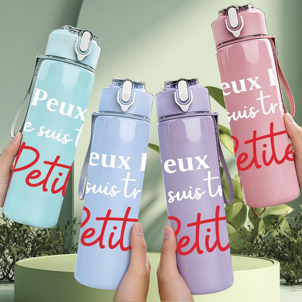1PC Petite French Red Script 750ml Color Plastic Sports Water Bottle Leakproof Flip Straw Lid Suitable for Sports Office Home Use