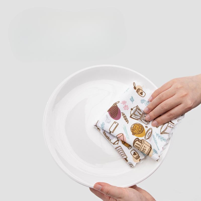 Кухонные полотенца из ультратонкого волокна с принтом не легко выбрасывают волосы, впитывают воду, удаляют масляные пятна и являются многофункциональными тряпками для мытья посуды.