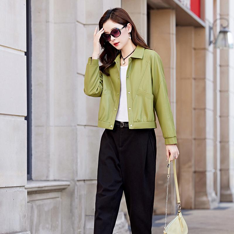 Женская кожаная куртка с короткими лацканами. Новый осенний стиль со стильным дизайном, уменьшающий возраст матерей с курткой маленького роста.