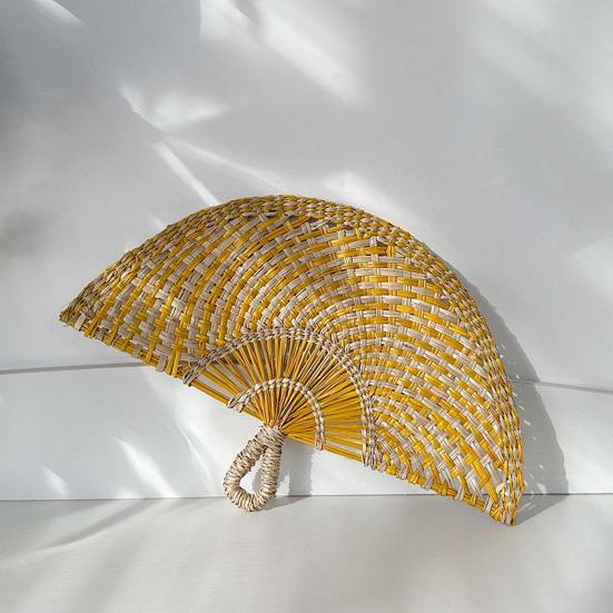 Handmade Straw Weaving Fan Natural Sea Grass Raffia Hand Fan Semicircular Woven Palm Leaf Handheld Fan Summer Cooling Fan Wedding Party Decoration