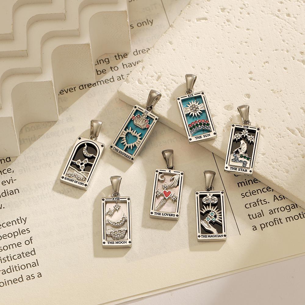 Кулон-карта Таро из нержавеющей стали с гальваническим покрытием из 18-каратного золота - европейский и американский стиль, высококачественный водонепроницаемый дизайн для женщин
