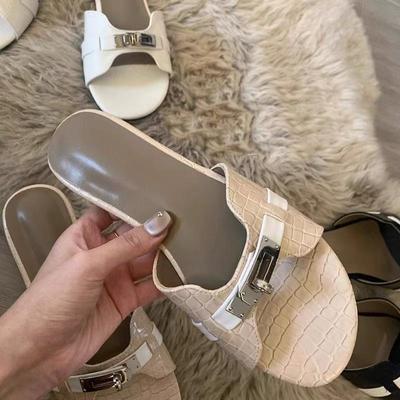 Маленькая серебряная пряжка, крокодиловый узор, шлепанцы-однословки для женщин, носящих сандалии летом, пляжные женские полушлепанцы на мягкой подошве