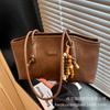 Женская сумка через плечо большой вместимости 2025 новая трендовая осенне-зимняя ретро мода сумка-тоут для通勤 ручная сумка
