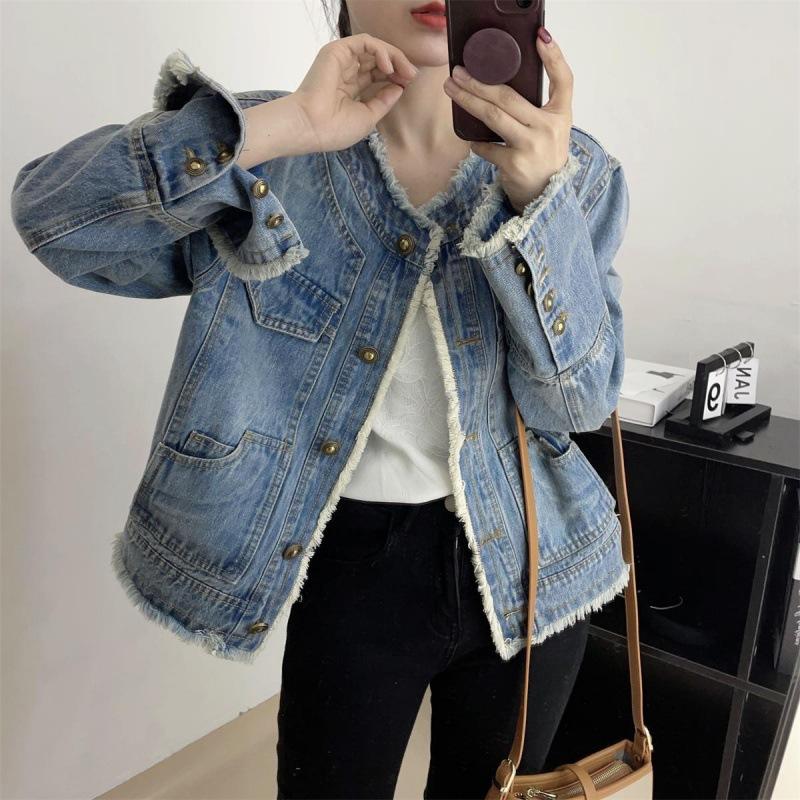 Маленькая ароматная синяя джинсовая куртка в западном стиле с металлическими пуговицами, свободной меховой опушкой и круглым вырезом для создания превосходного ощущения