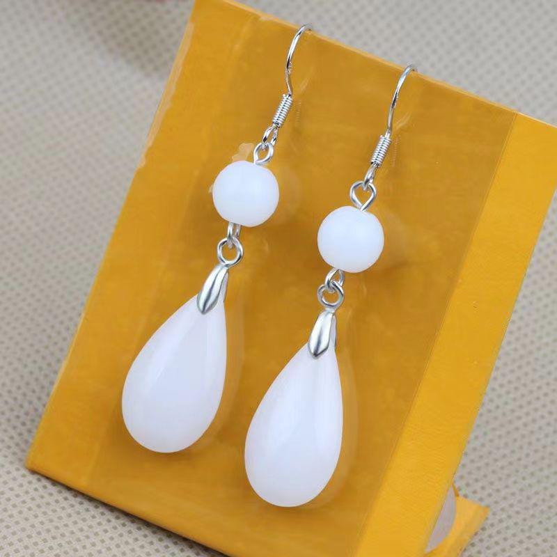 Серьги-капли из нефрита — стильные, гипоаллергенные, в китайском стиле