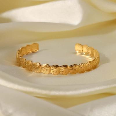 Браслет из нержавеющей стали золотого цвета в форме ракушки, открытый, для женщин, минималистичный, металлический, регулируемый, с подвеской-шармом, ювелирный подарок