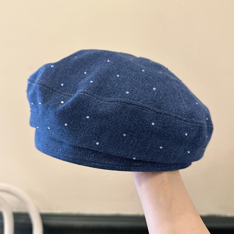 Широкие ограненные бриллианты открывают лицо, маленький джинсовый берет, женская мода для улицы, тонкая шляпа художника, шляпа газетчика с плоским верхом Tide