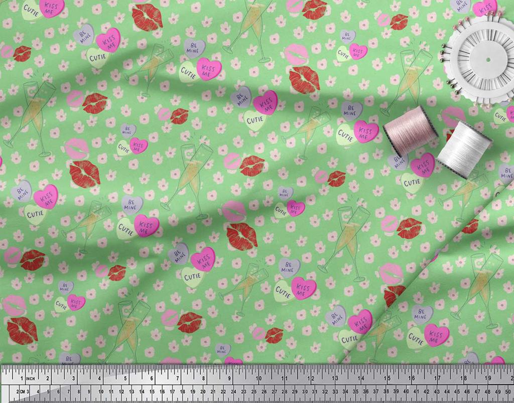 Soimoi Зеленая японская креп-сатиновая ткань с мазком кисти, сердечками и бокалами для вечеринок, ткань с принтом 1 метр 42 дюйма